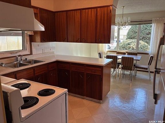 5th image of 210 Alexander AVENUE