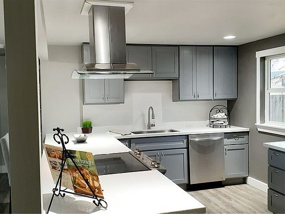 5th image of 924 E 52nd St