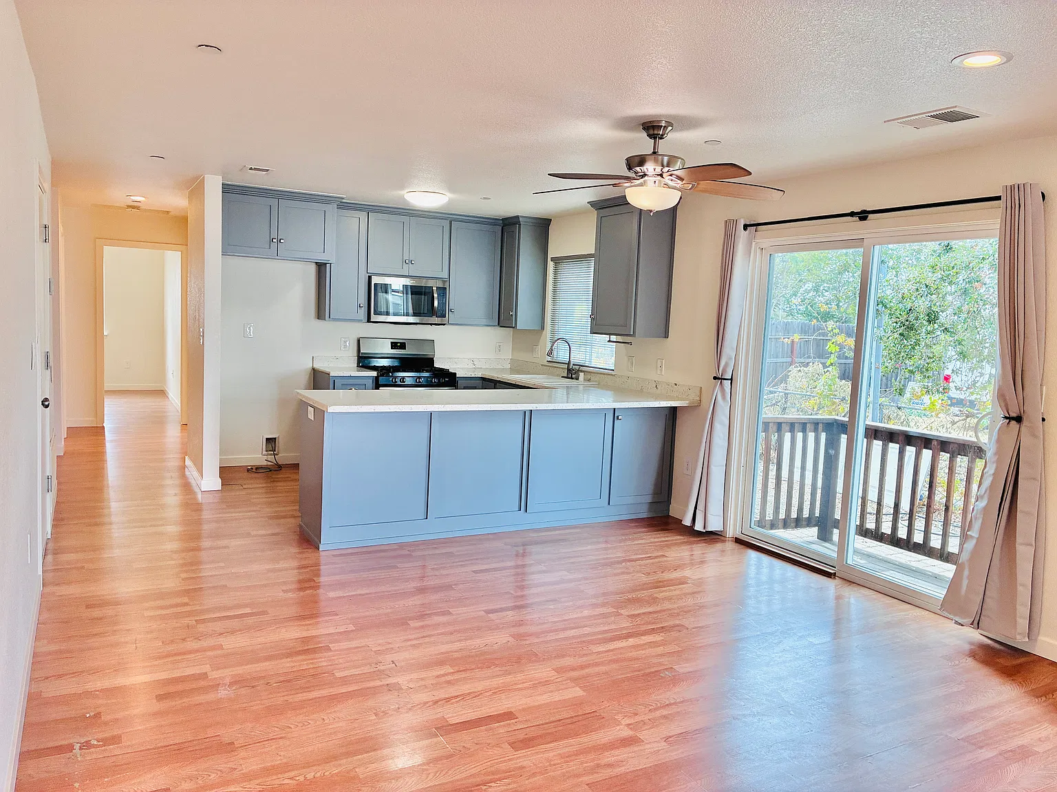2 bed, 975 sqft, $2,400 — Photo 1