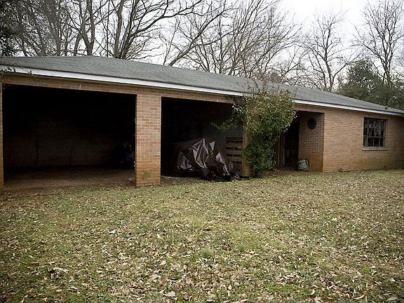 3-bay garage w/workshop
