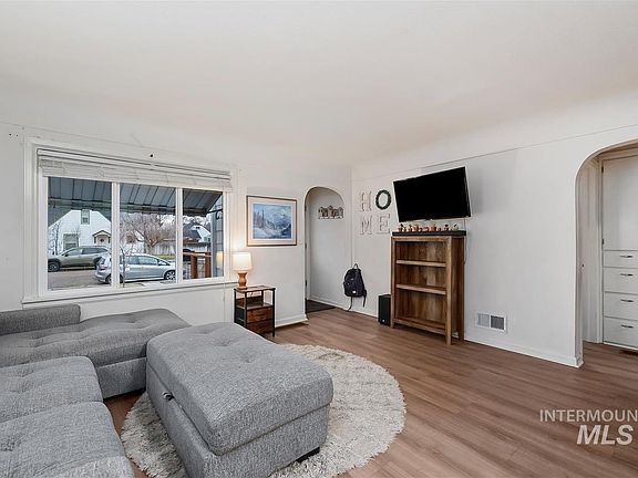 4th image of 308 S Juniper St
