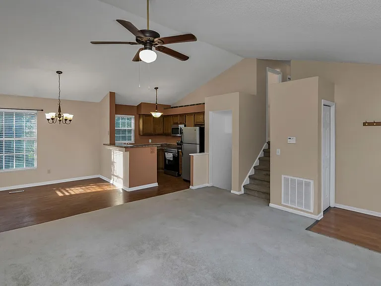 100 Woodspur Rd — Photo 8