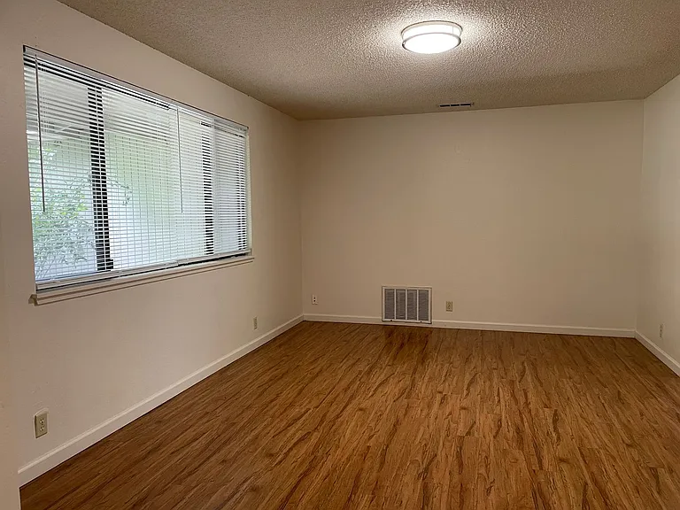 2315 Temple Dr — Photo 4