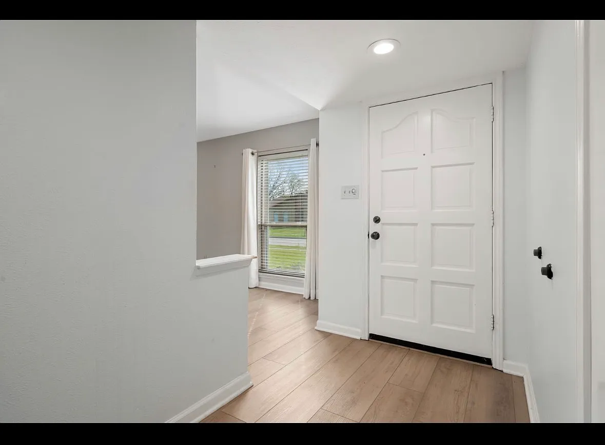 3 bed, 1749 sqft, $2,499 — Photo 2