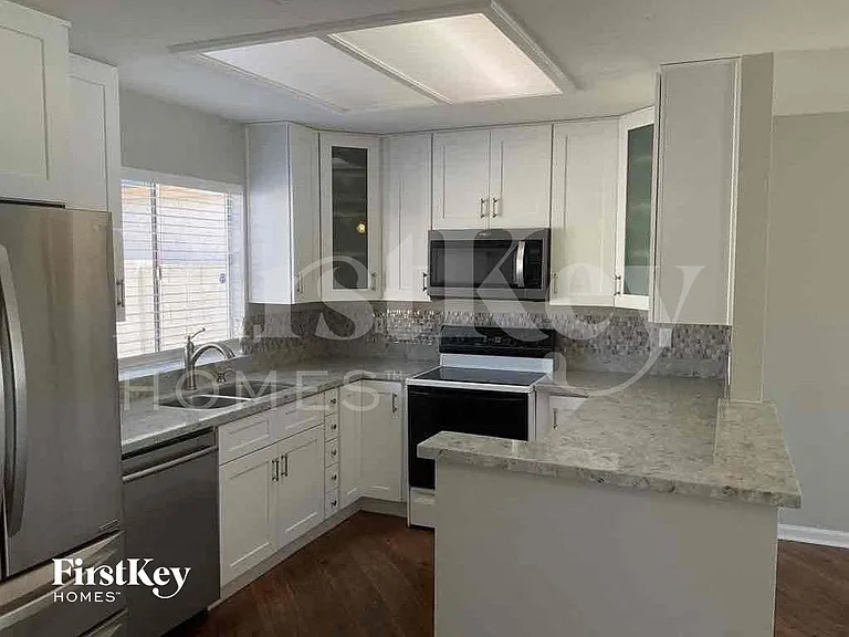 235 N 22nd Pl — Photo 5
