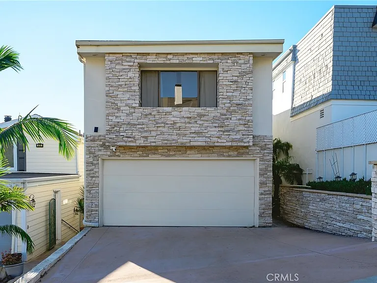 883 Katella St — Photo 1