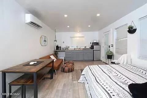 2039 E 8th St #B — Photo 2