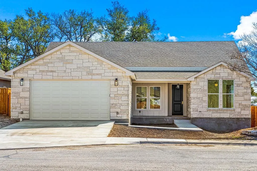 3 bed, 2.0 bath, 2081 sqft, $2,800 — Photo 1