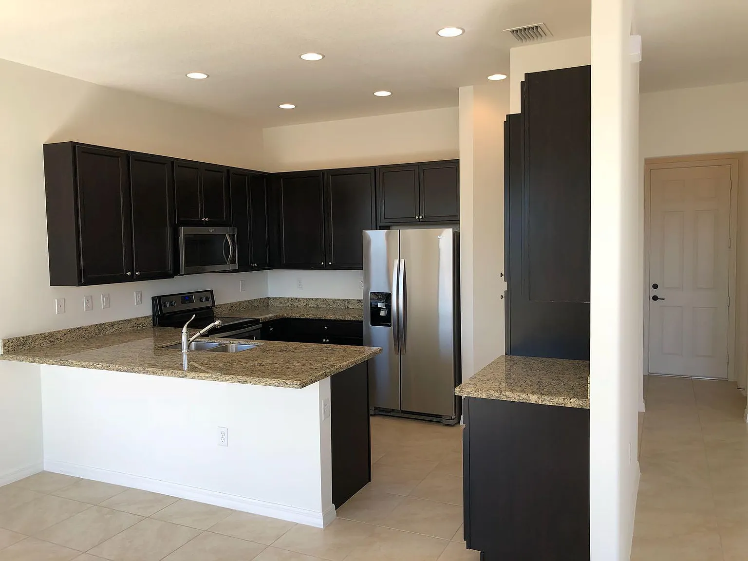 3 bed, 2.5 bath, 2529 sqft, $2,400 — Photo 4