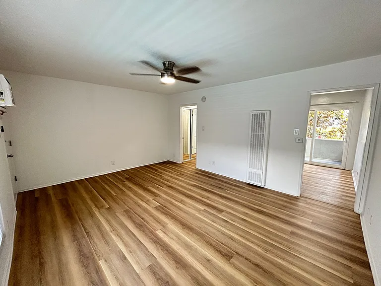 13860 Burbank Blvd — Photo 60