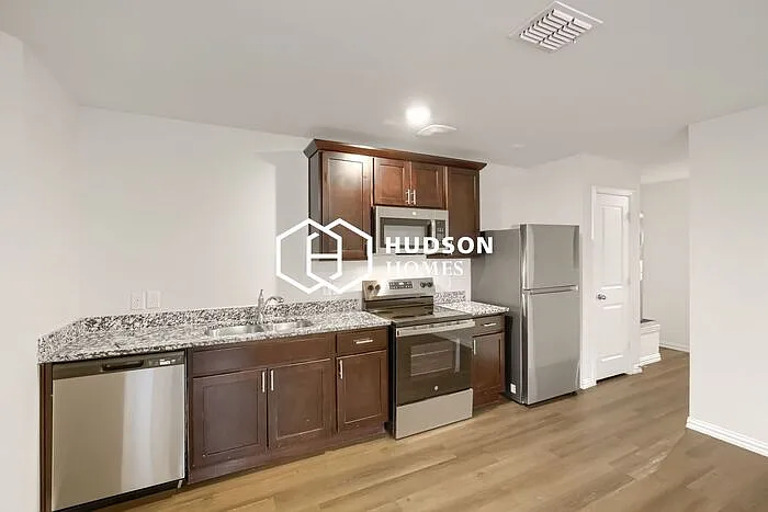 413 Lottie St #B — Photo 8