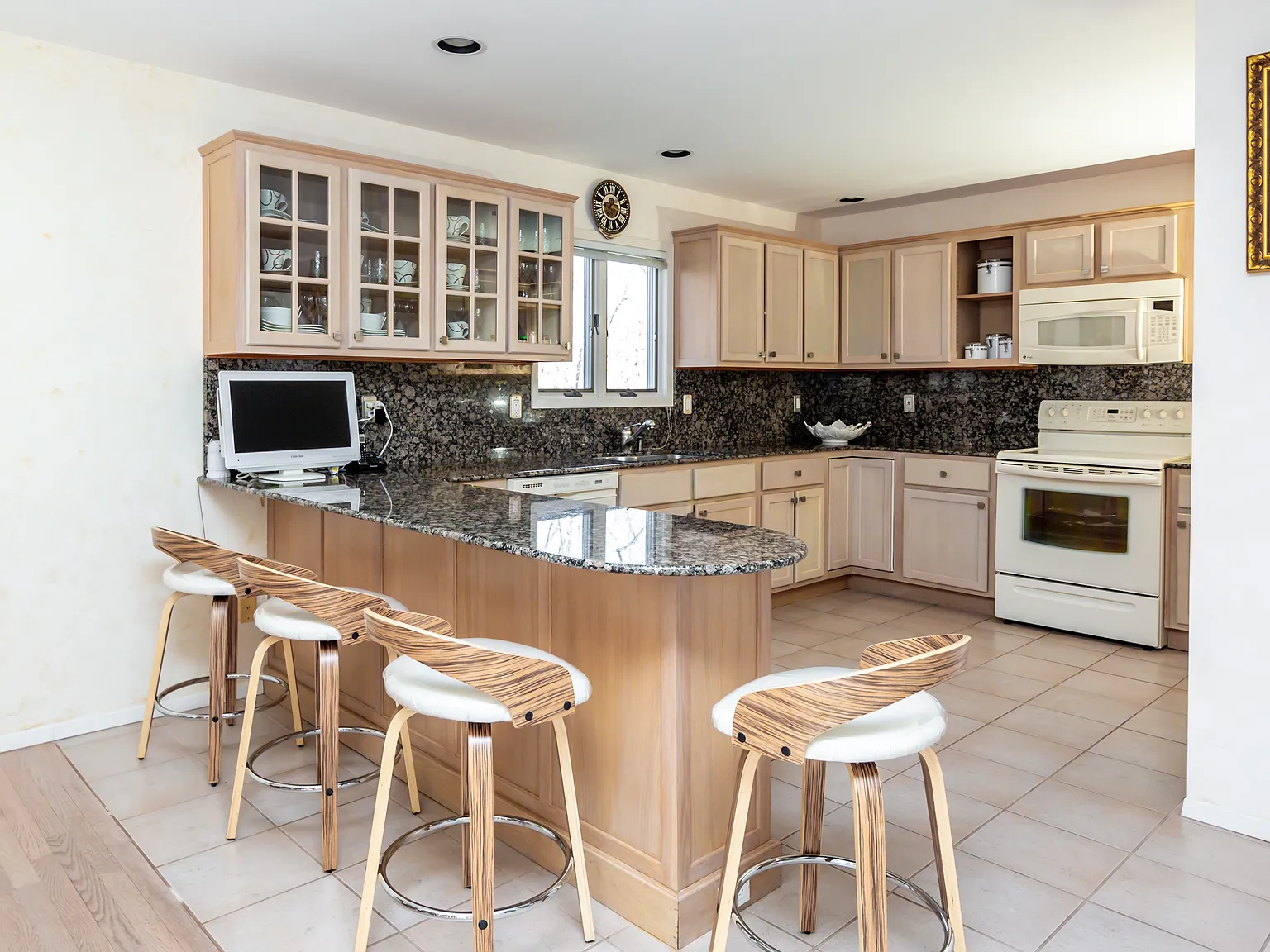 Deerfield Rd 4 Bed 4 Bath Pool Tennis — Photo 3