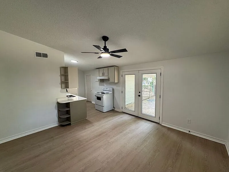 3 bed, 1.0 bath, 1194 sqft, $1,495 — Photo 2