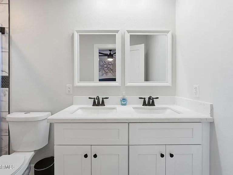 3041 E Elm St — Photo 35