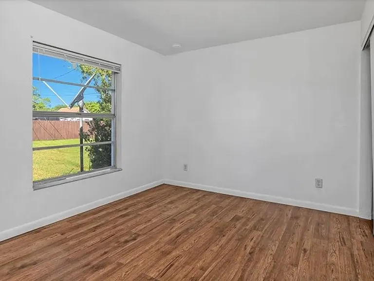 1143 Joel Blvd #B — Photo 3