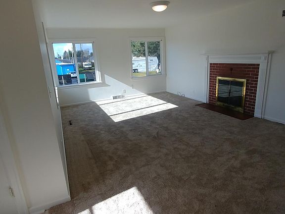 Big living with fireplace