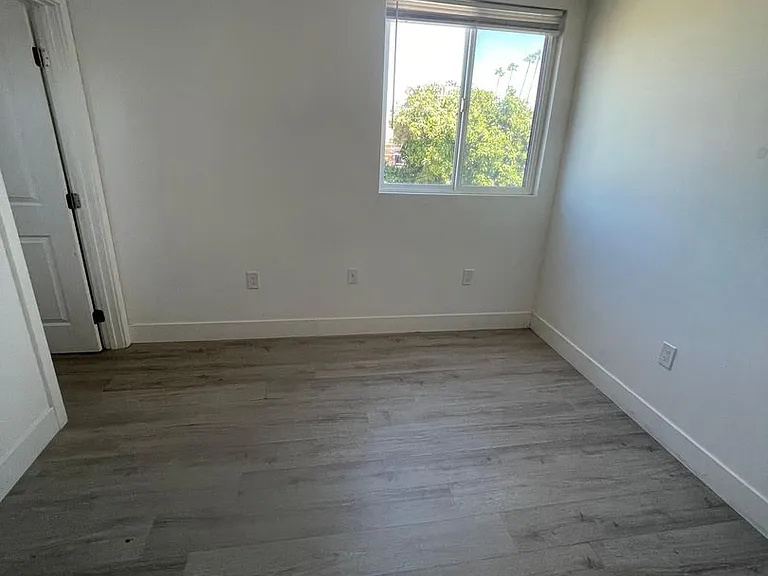 1575 1/2 W 37th St #206 — Photo 10