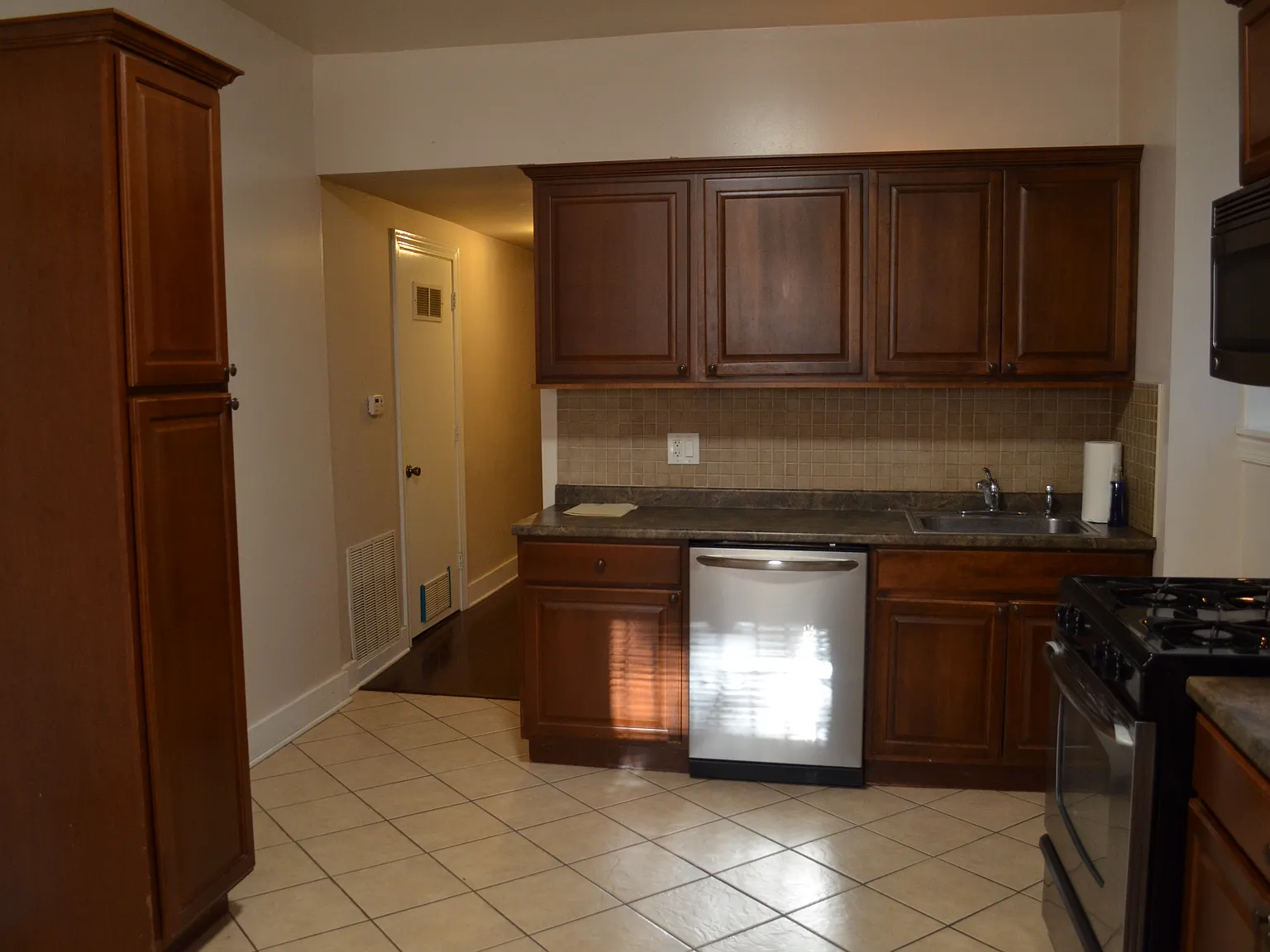3 bed, 1200 sqft, $2,450 — Photo 2