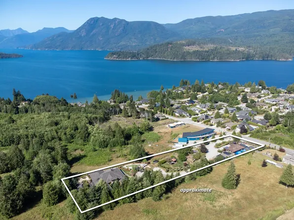 6391&93 Sandpiper Rd, Sechelt, BC V7Z 0L1