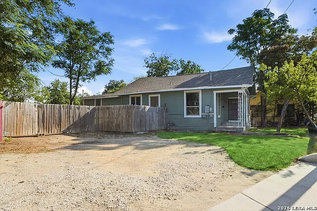 262 E Southcross Blvd — Photo 2