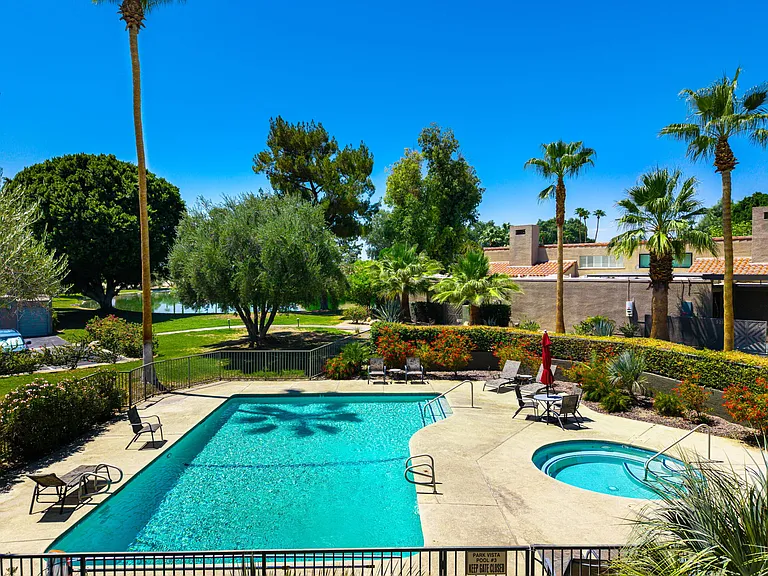 521 Desert West Dr — Photo 37