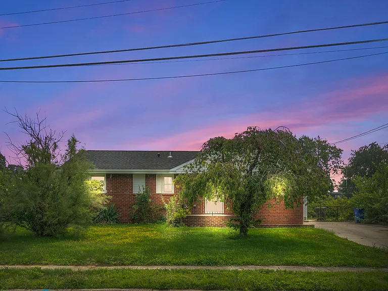 615 Fairmount Dr — Photo 1