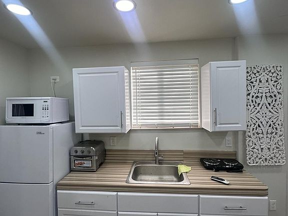 3rd image of 160 NE 75th St APT 1