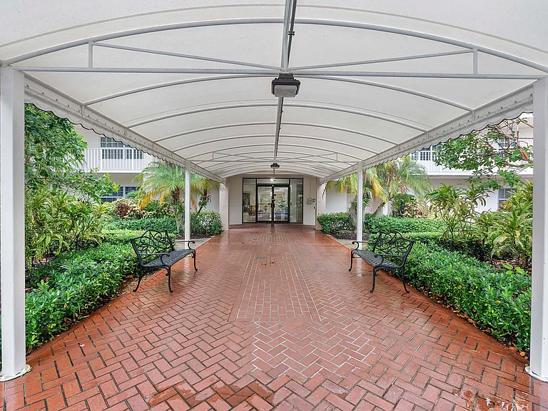 3900 Oaks Clubhouse Dr #411 — Photo 4