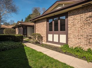 1424 Estate Ln, Glenview, IL 60025