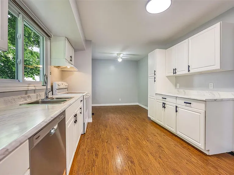 890 Hollands Ave — Photo 4