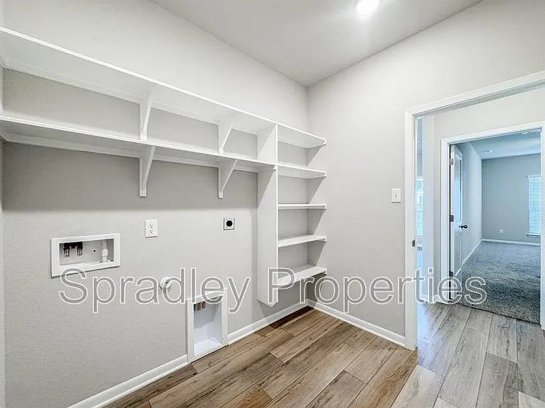 2716 Fox River Dr — Photo 11