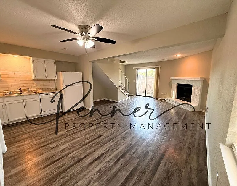 3 bed, 1.5 bath, 1160 sqft, $1,595 — Photo 3