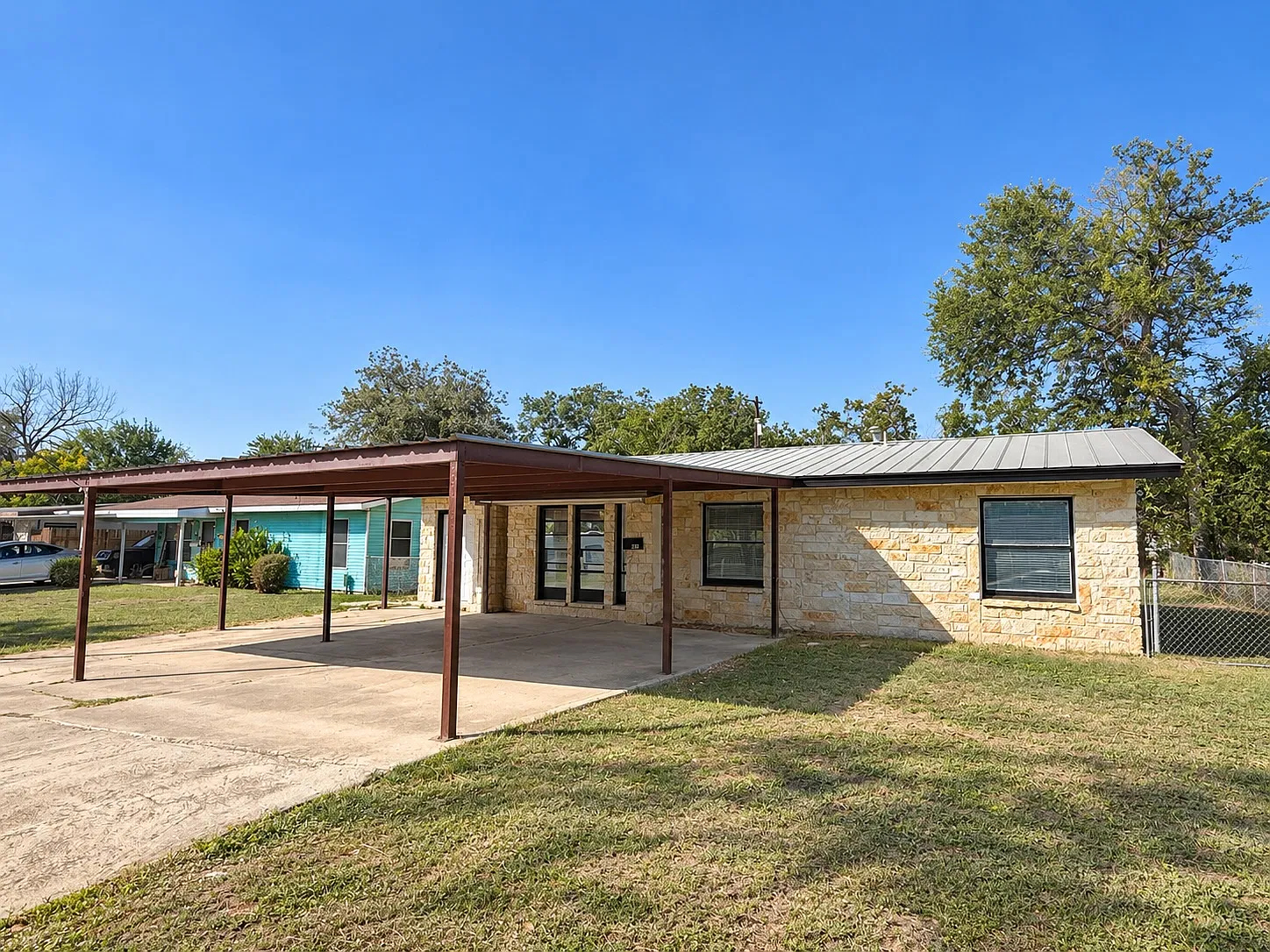 3 bed, 910 sqft, $1,550 — Photo 3
