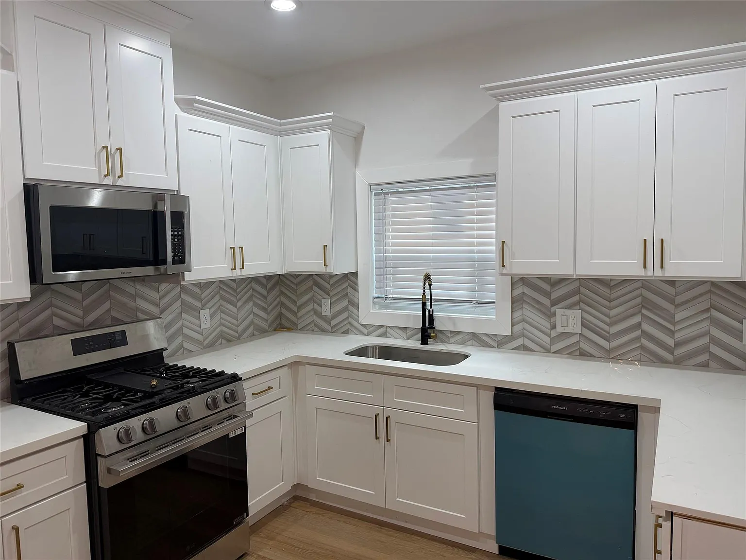 3 bed, 2.0 bath, 1300 sqft, $1,895 — Photo 2