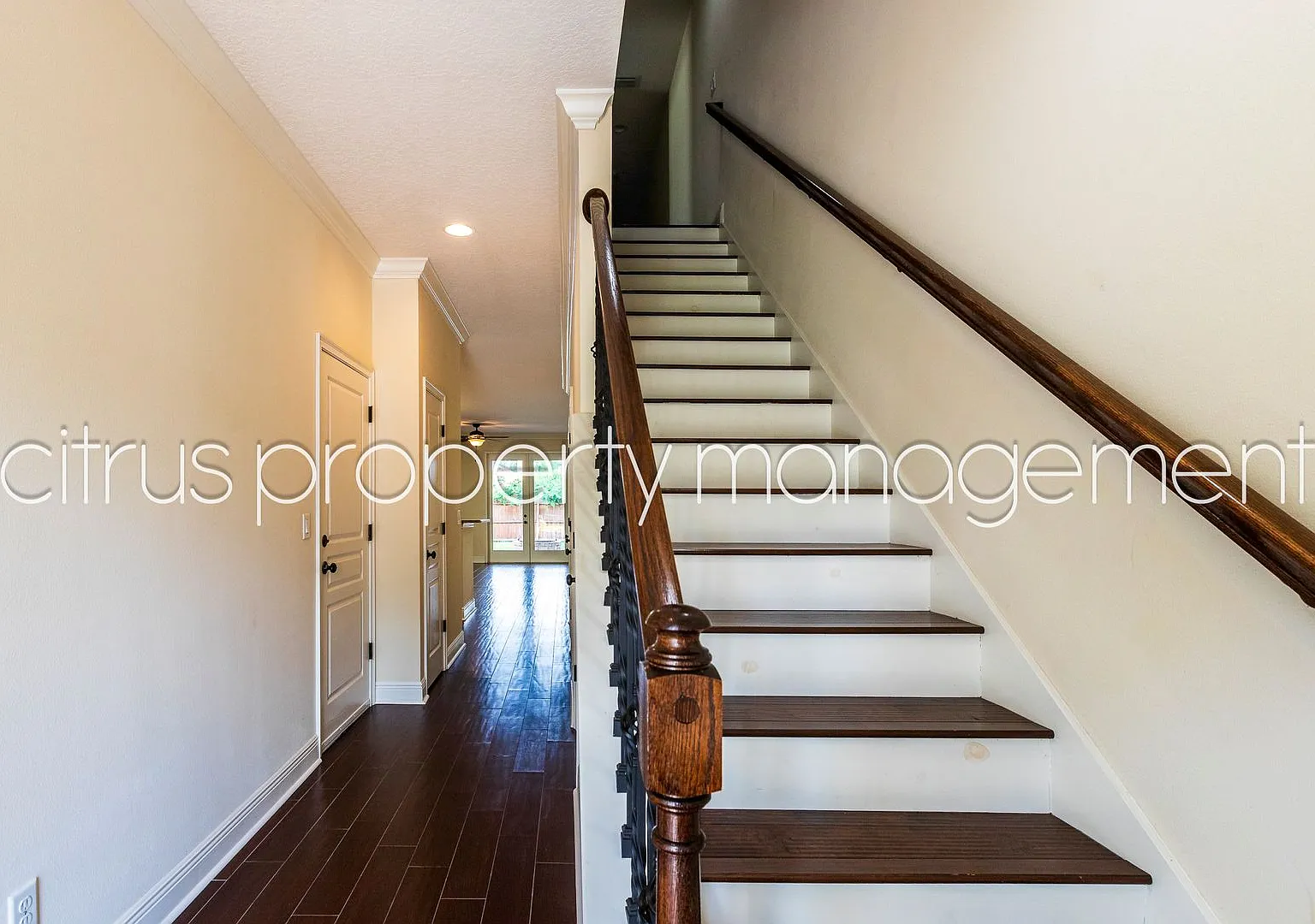 Beautiful, Spacious 3/2.5 in Wadeview Park — Photo 4