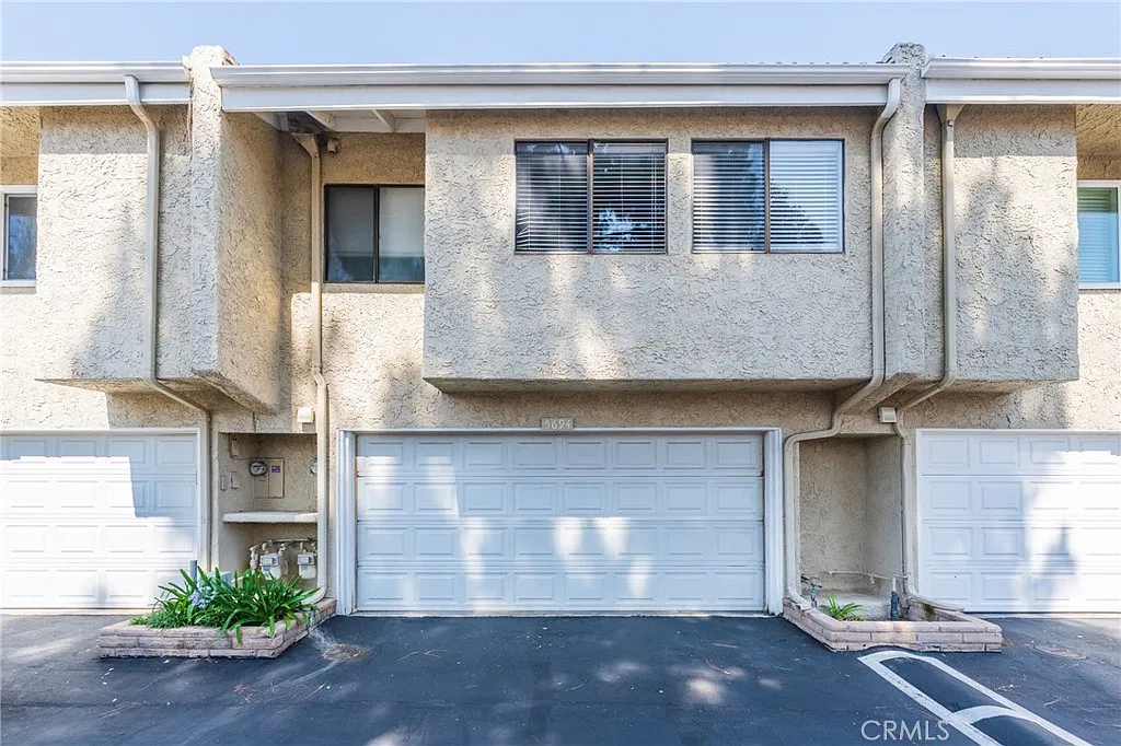 2 bed, 2.5 bath, 1469 sqft, $3,600 — Photo 4