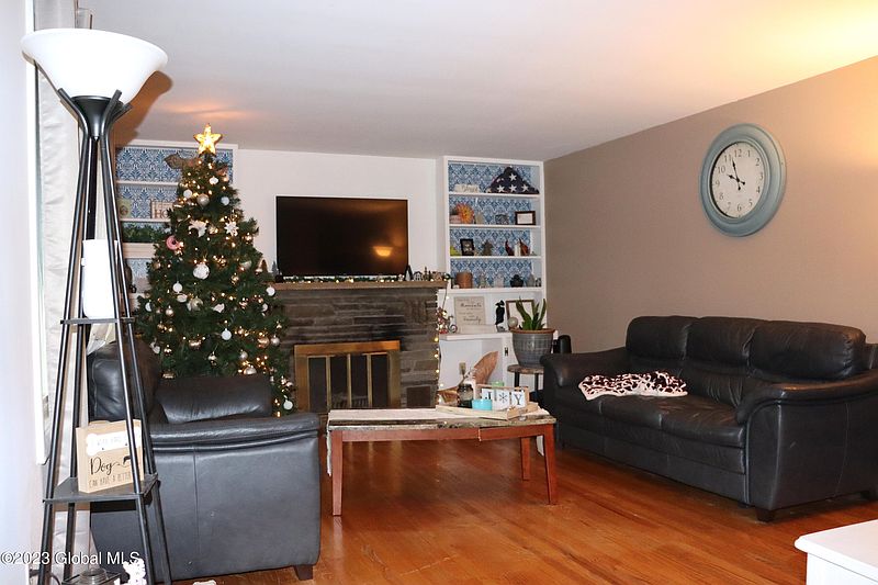 3rd image of 473 Garrett Road