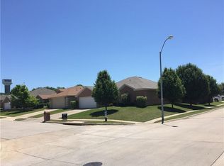 947 Benjamin Dr, Burleson, TX 76028