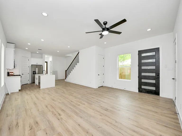 8313 Venus St — Photo 4