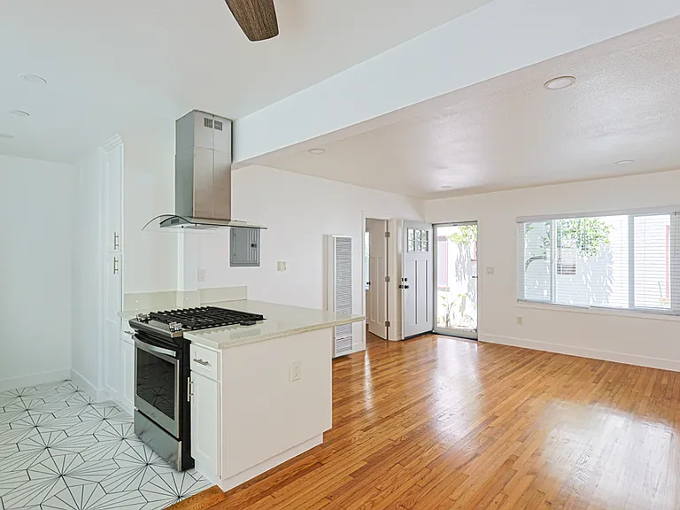70 Roycroft Ave #B — Photo 11