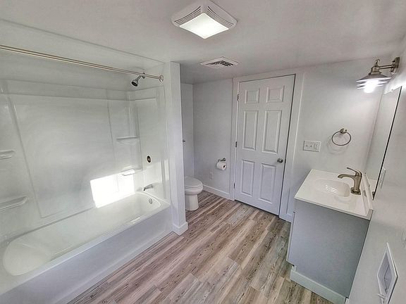 Full bath with washer and dryer hookups in unit