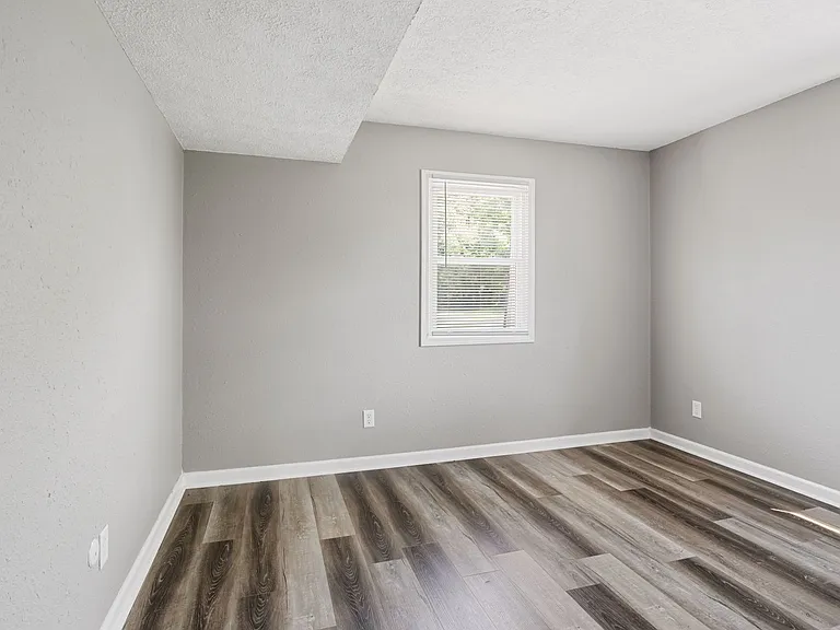 Lincoln Apartments — Photo 9