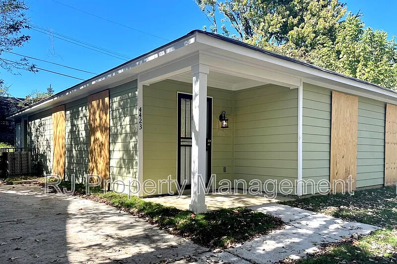4 bed, 2.0 bath, 1200 sqft, $1,395 — Photo 2