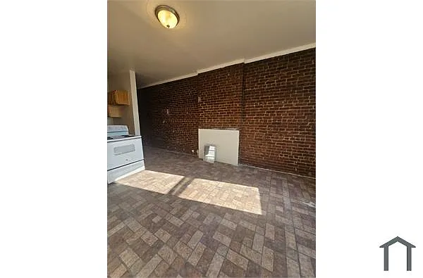 Building Photo - 506 S Broadway #4C