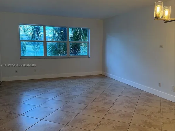 18901 NE 14th Ave APT 204, Miami, FL 33179