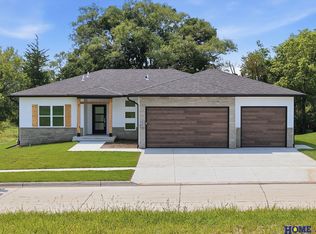 8121 Kallum Dr, Lincoln, NE 68516
