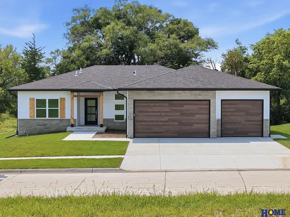 8121 Kallum Dr, Lincoln, NE 68516