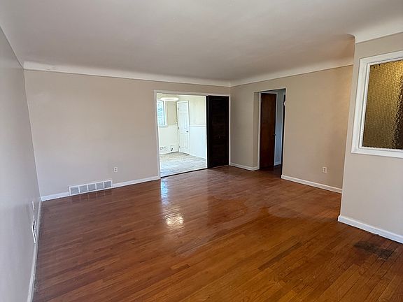 4th image of 13721 Pearson Ave