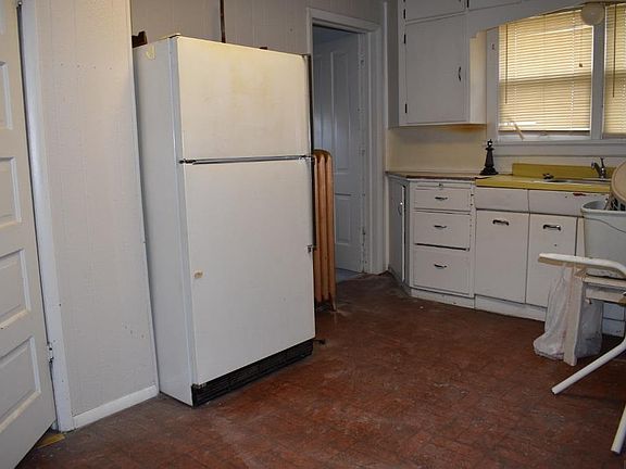 5th image of 402 1st Ave NE