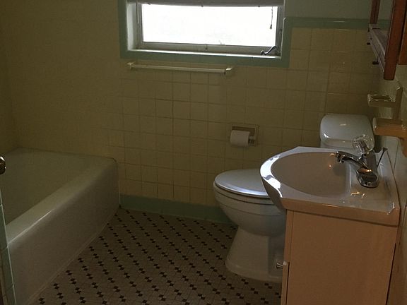 4th image of 2703 Collins Ave